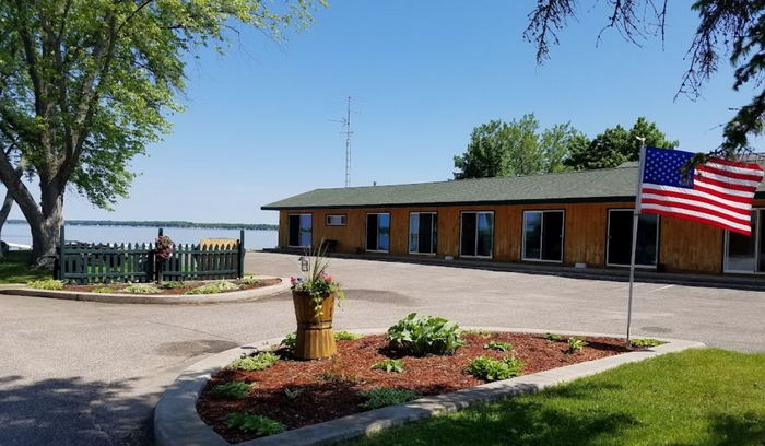 Reflections on the Lake (Gas Lite Manor) - From Web Listing (newer photo)